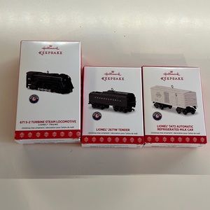 HALLMARK KEEPSAKE ORNAMENT